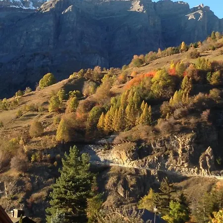 Gemutliche Sonnige Bergpanoramasicht *