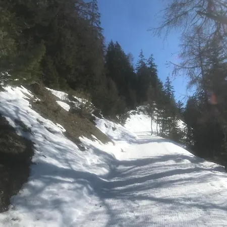 Gemutliche Sonnige Bergpanoramasicht